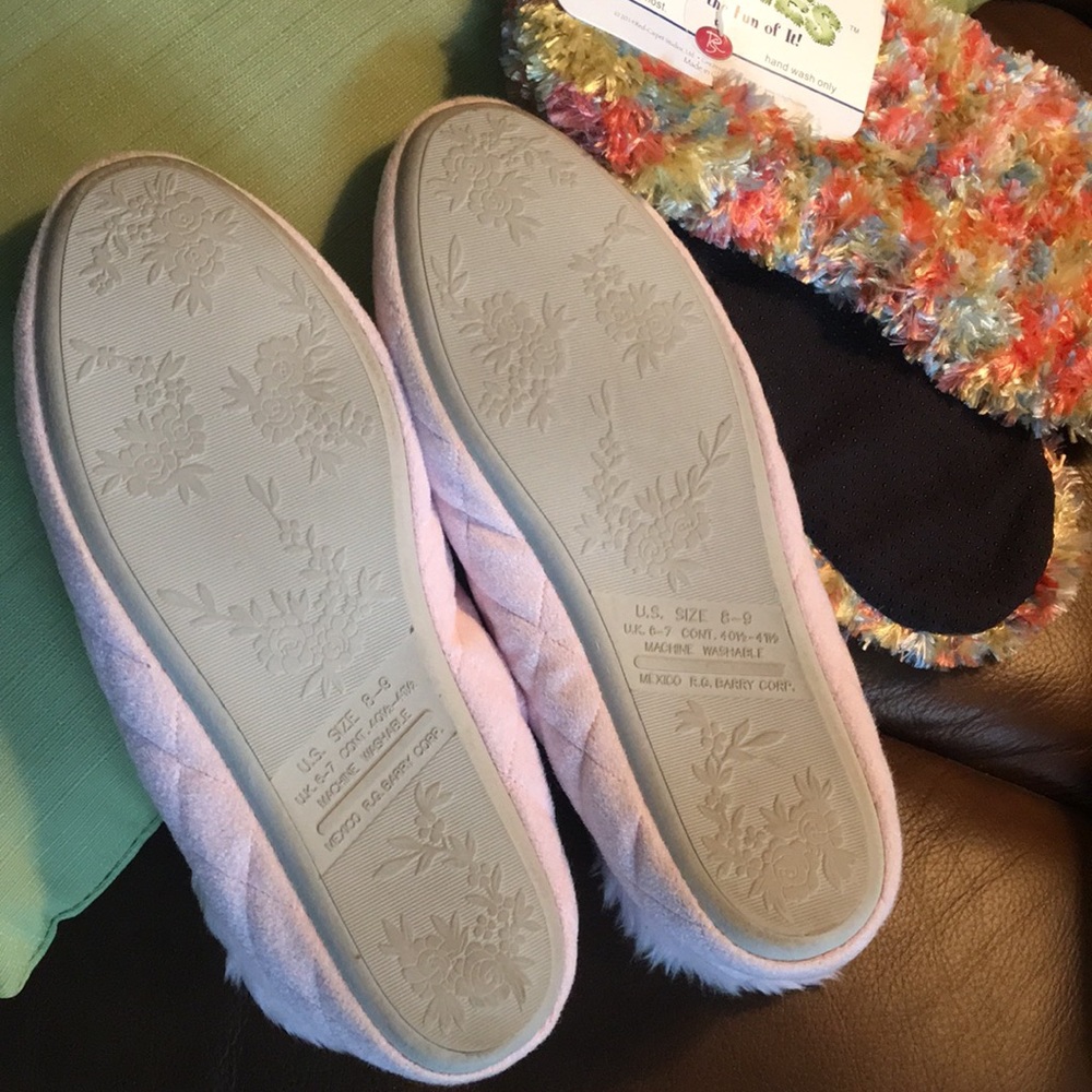 2 Pair PLUSH SLIPPERS - Picture 6 of 11